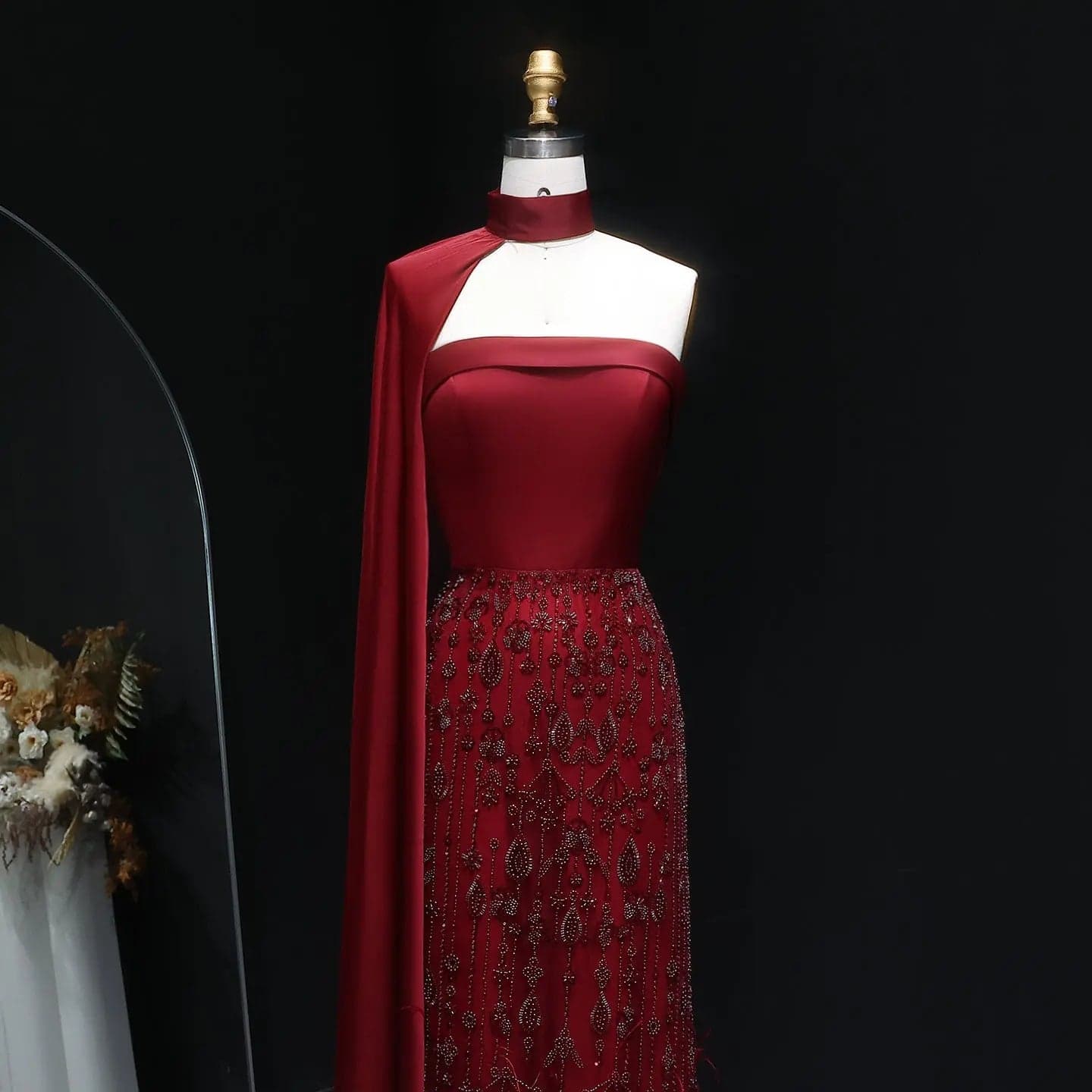فستان سهرة أحمر نبيذي مزين بالريش مع وشاح وكاب SS014