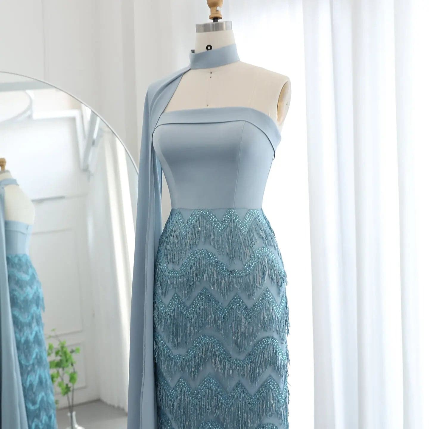 فستان سهرة بدون حمالات مزين بالشراريب مع أكمام كاب SS143