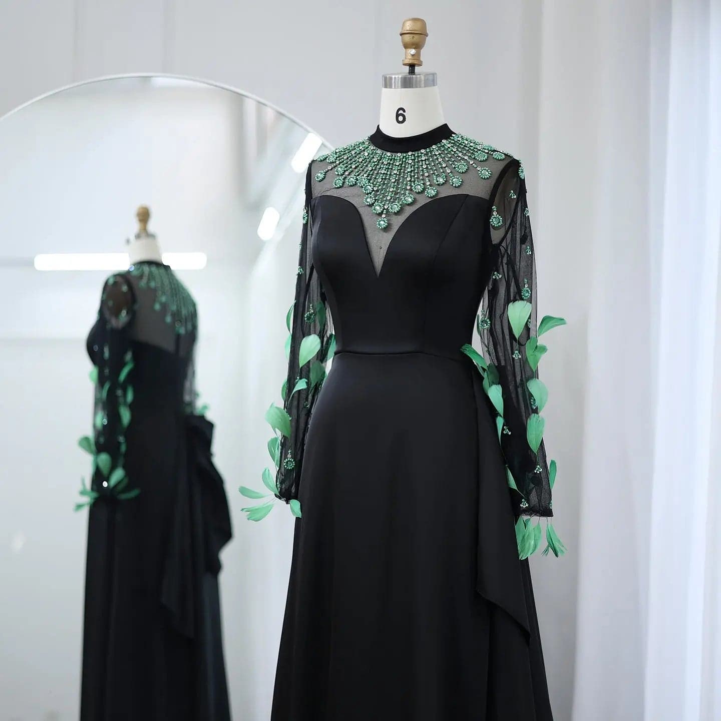 فستان سهرة أسود بأكمام طويلة مزين بالريش SS457