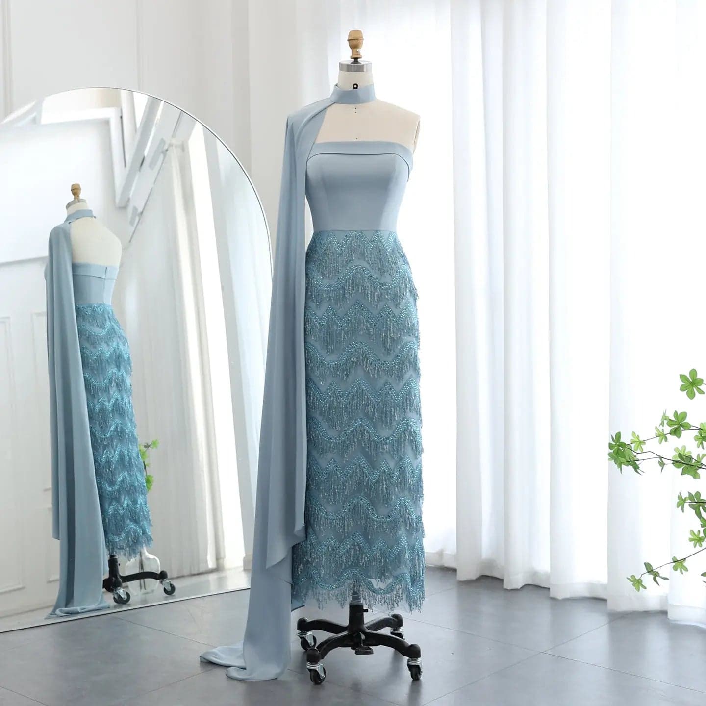 فستان سهرة بدون حمالات مزين بالشراريب مع أكمام كاب SS143