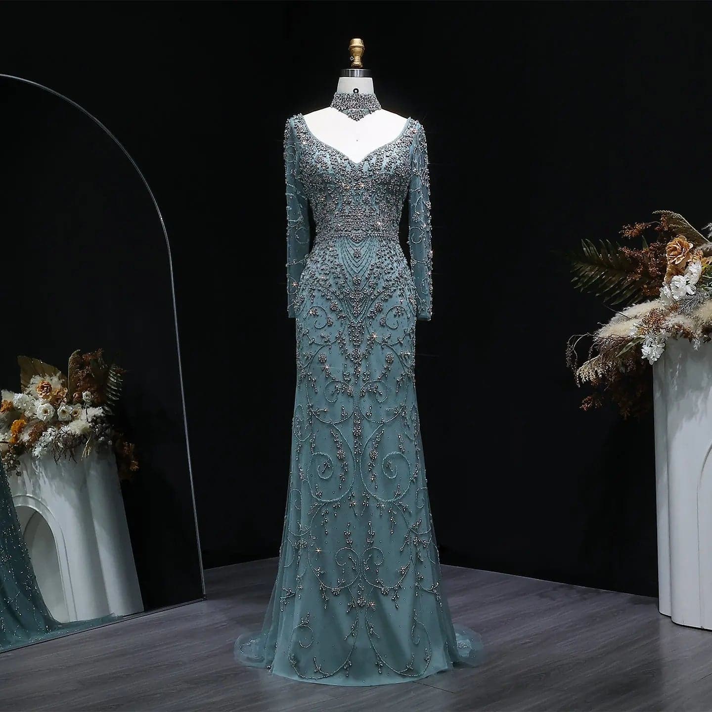 فستان سهرة بقصة حورية البحر وأكمام طويلة وياقة حلقية مزين بالخرز SS181