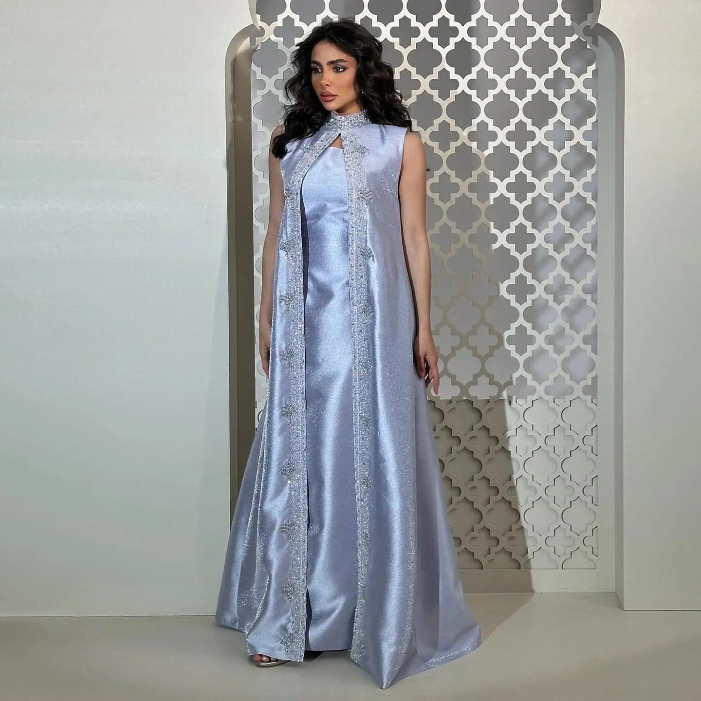 طقم سهرة ليلكي بقصة قفطان وكاب مزين بأحجار لامعة SS276