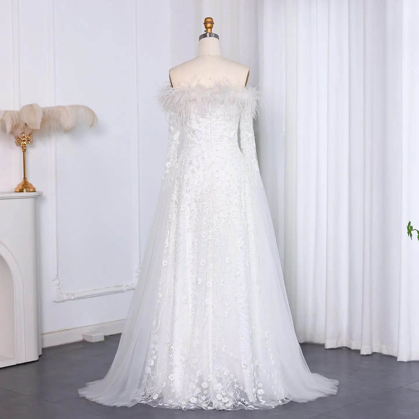 فستان سهرة أبيض مكشوف الكتفين بتفاصيل ريش وأكمام كاب SS707