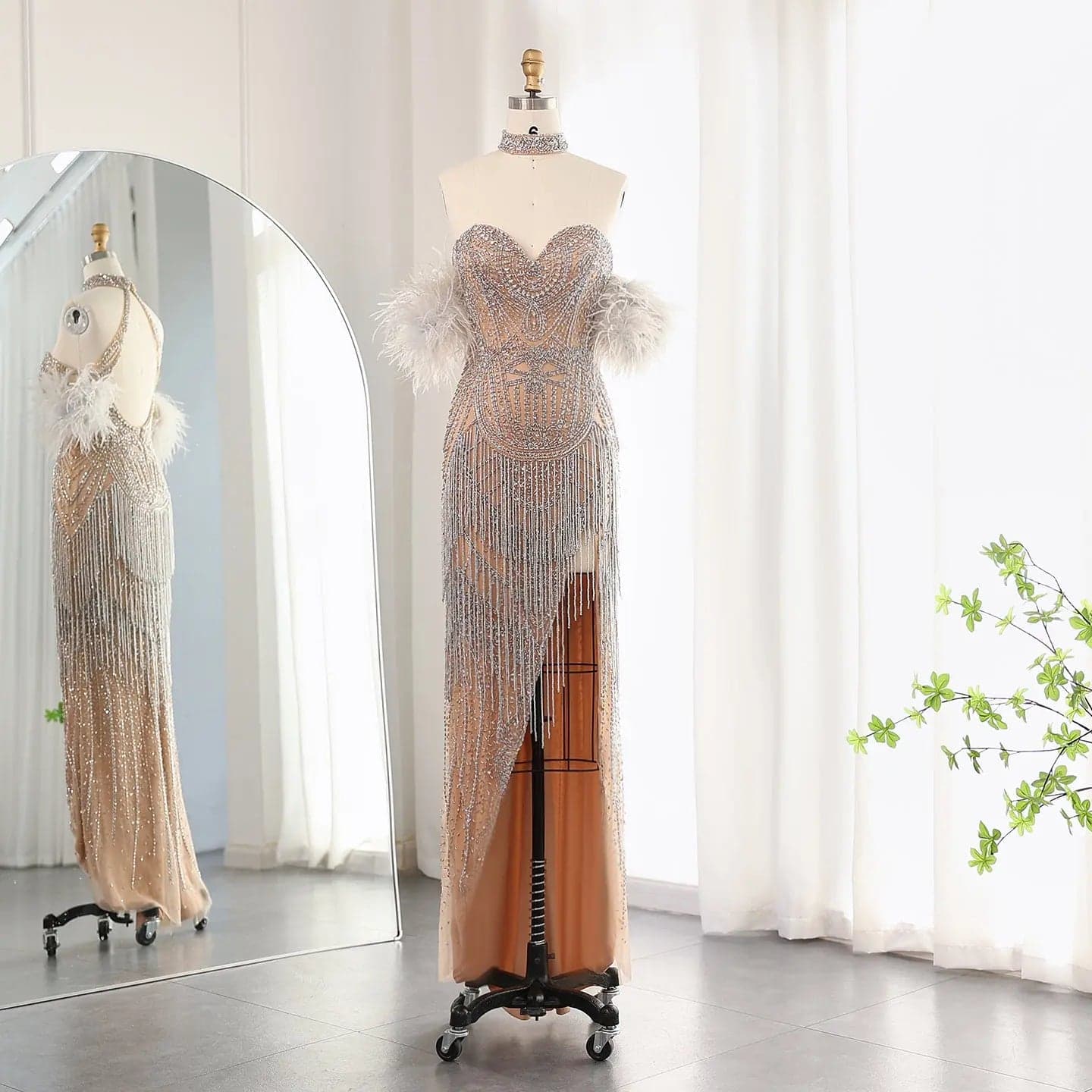 فستان سهرة بقصة حورية البحر مزين بالشراريب والريش وشق مرتفع SS187