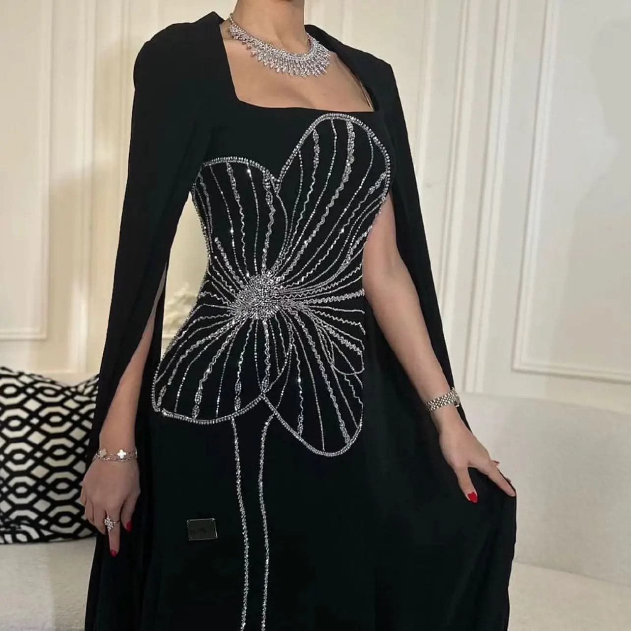 فستان سهرة أسود مزين بالخرز مع أكمام كاب SS275
