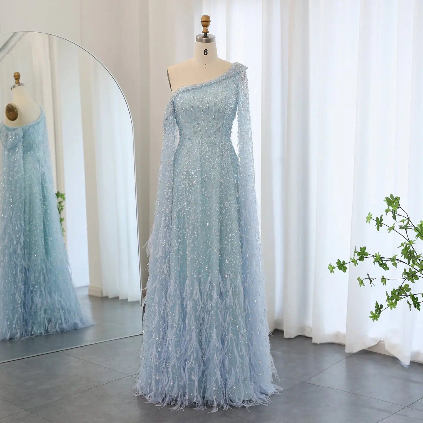 فستان سهرة بكتف واحد وأكمام كاب مزين بالريش SS438