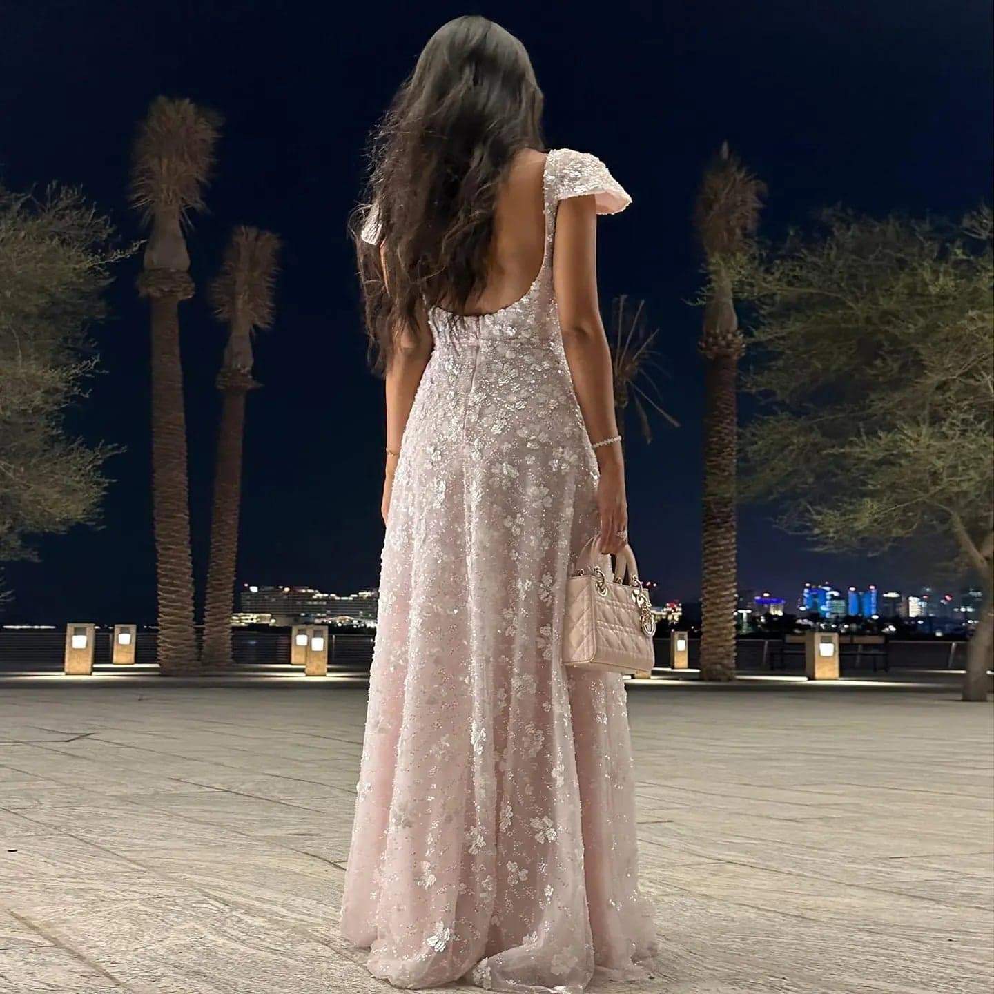 فستان سهرة وردي بنقوش زهرية وياقة مربعة SS602