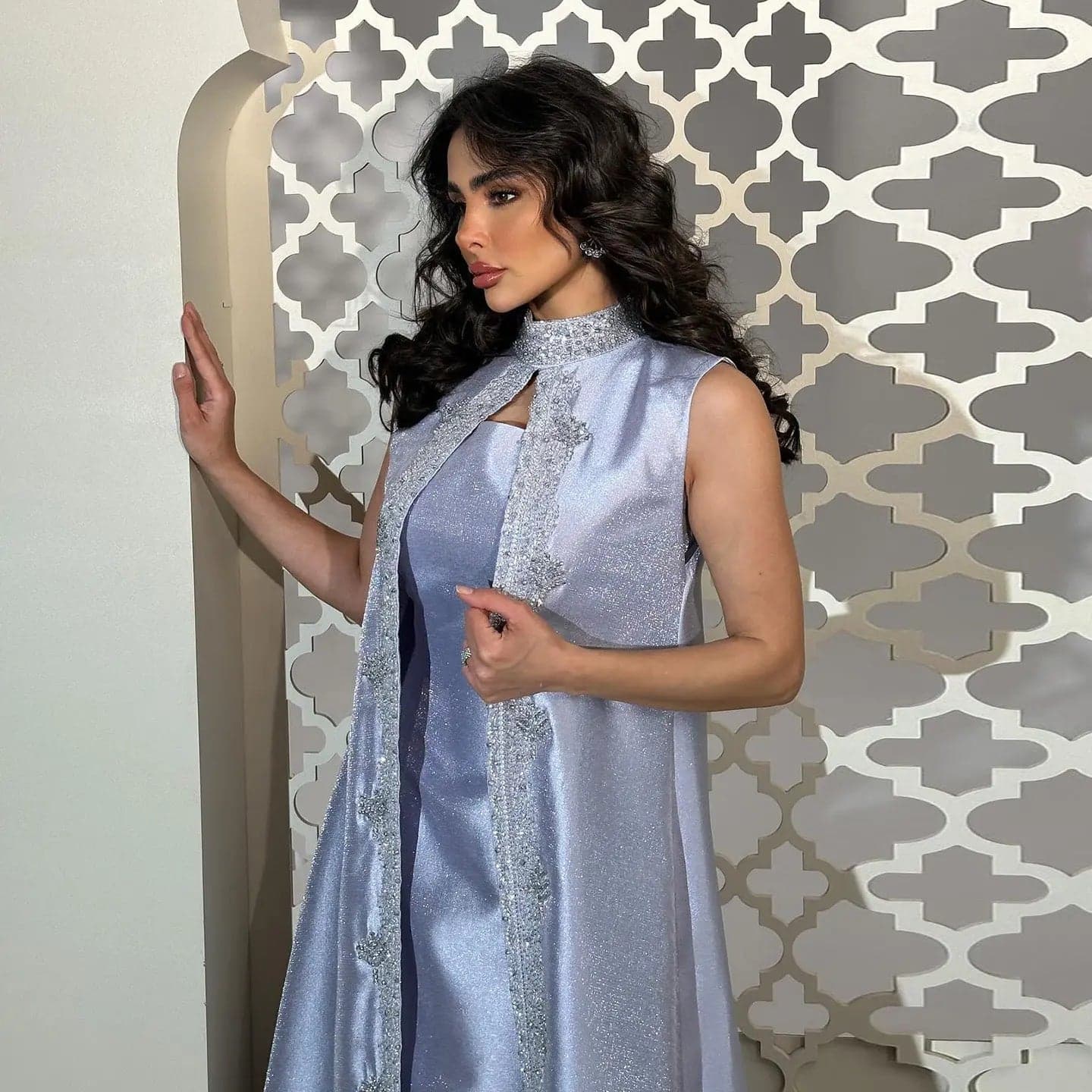 طقم سهرة ليلكي بقصة قفطان وكاب مزين بأحجار لامعة SS276