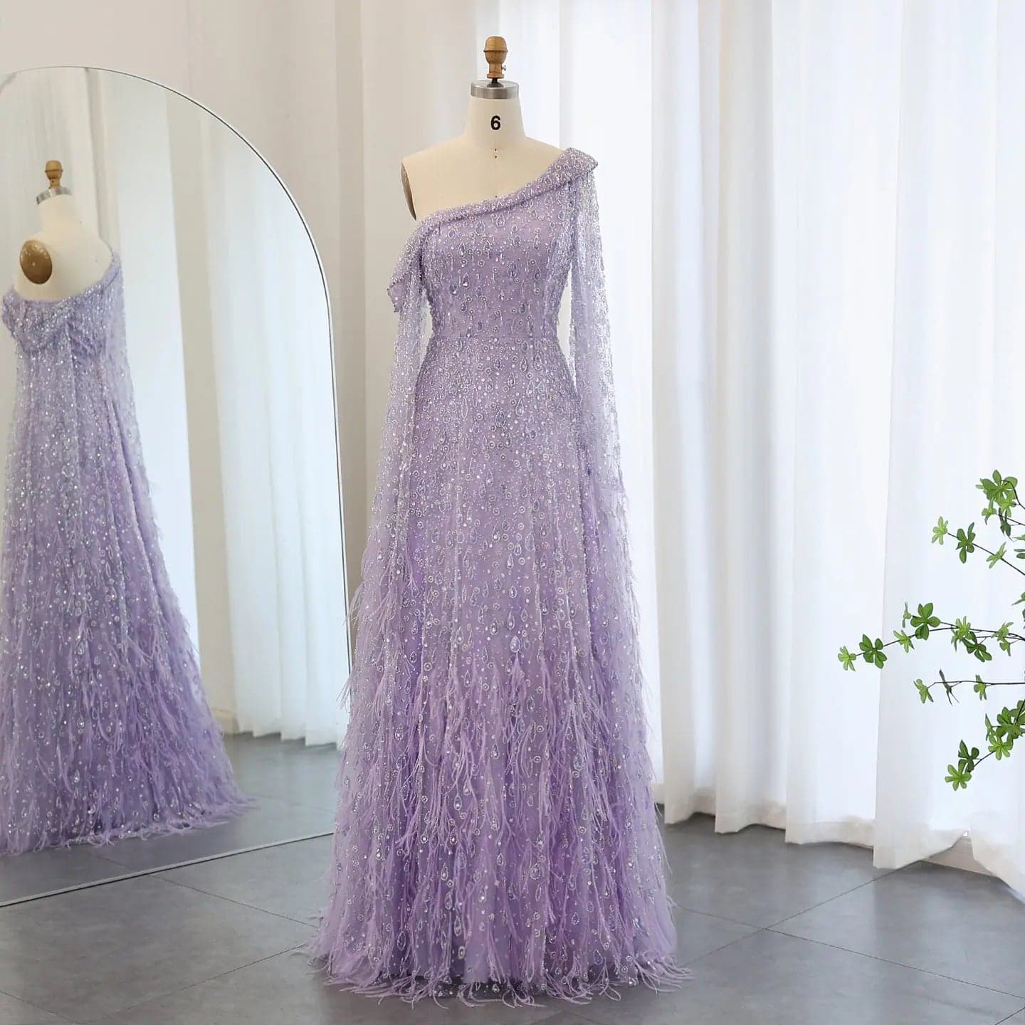 فستان سهرة بكتف واحد وأكمام كاب مزين بالريش SS438