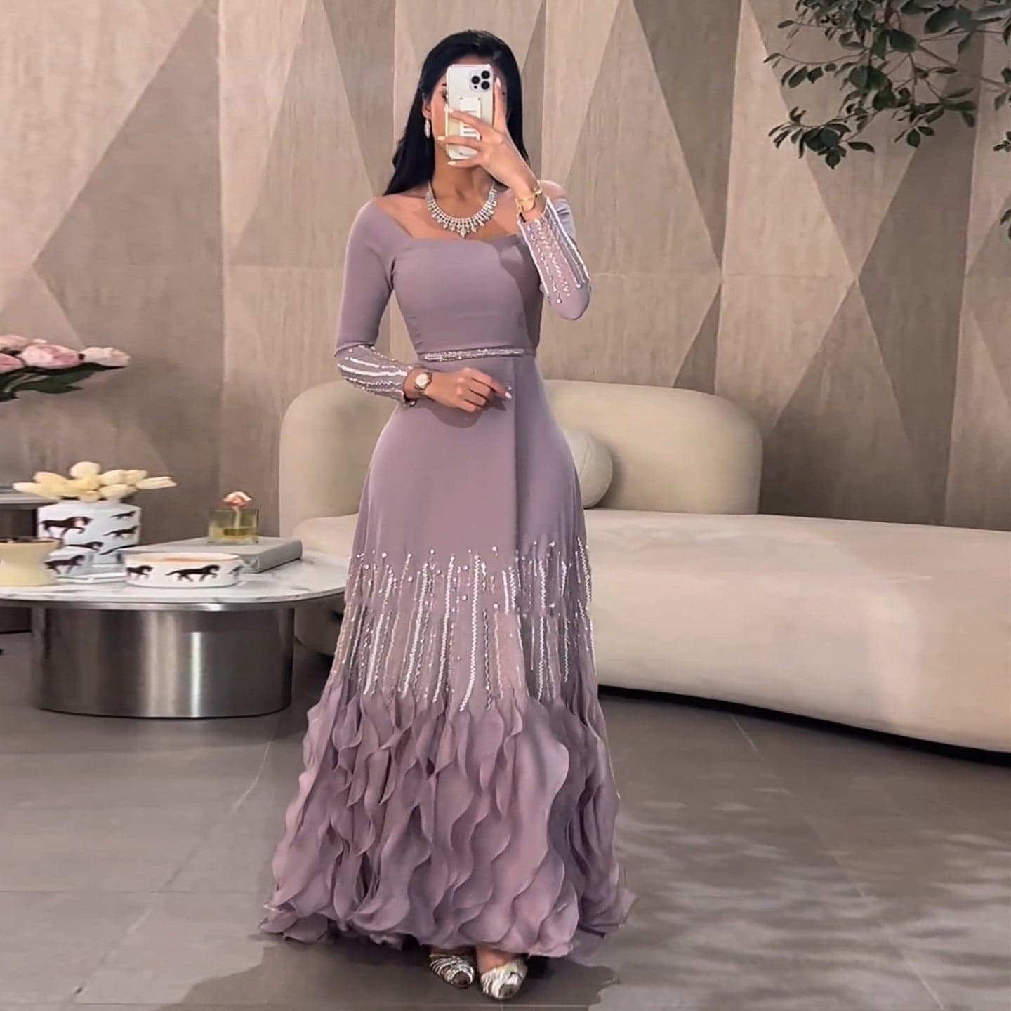 فستان سهرة ليلكي من الساتان بكشكش وأكمام طويلة SS579