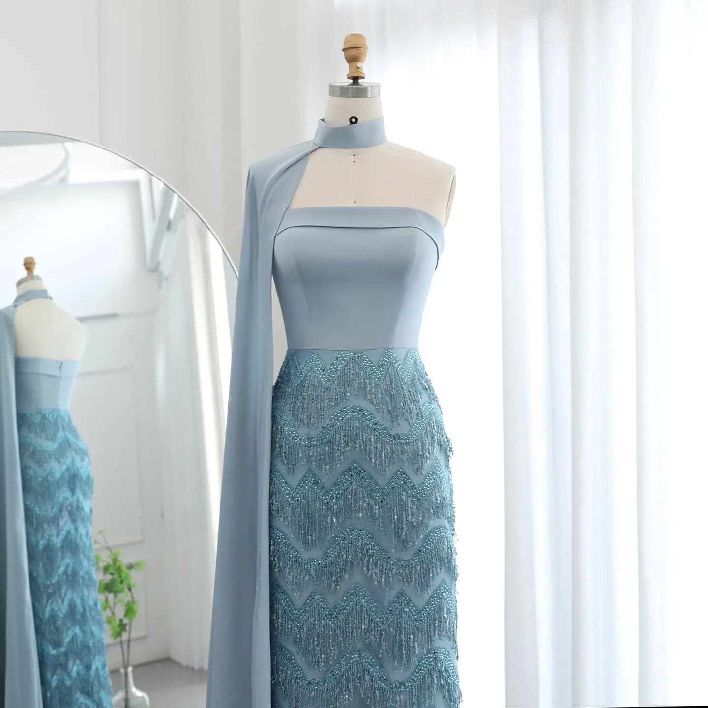 فستان سهرة بدون حمالات مزين بالشراريب مع أكمام كاب SS143