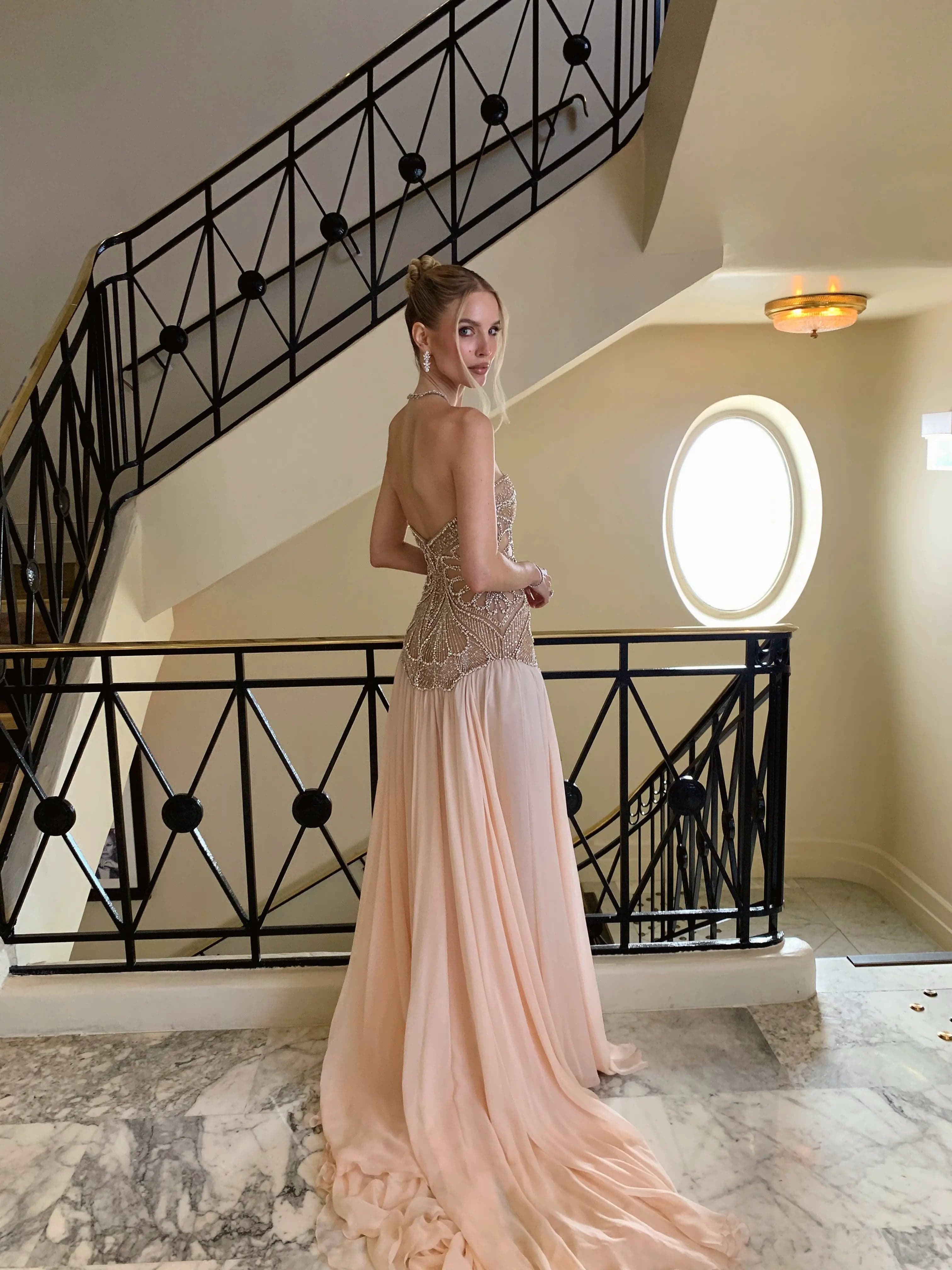 فستان سهرة وردي فاتح بكورسيه مزين بالخرز وكاب SS203