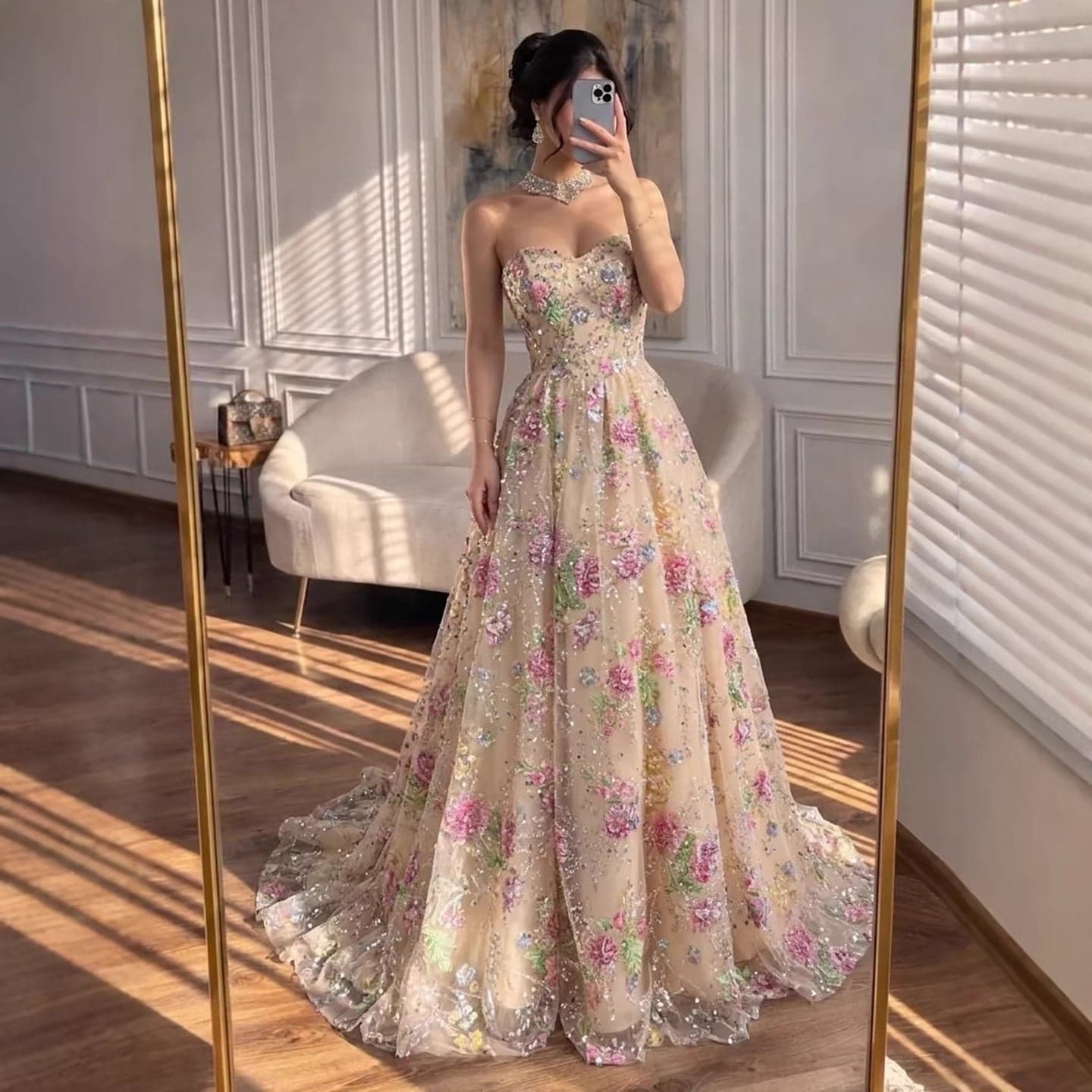 فستان سهرة وردي مزين بالزهور والخرز مكشوف الأكتاف بقصة A LA73552D