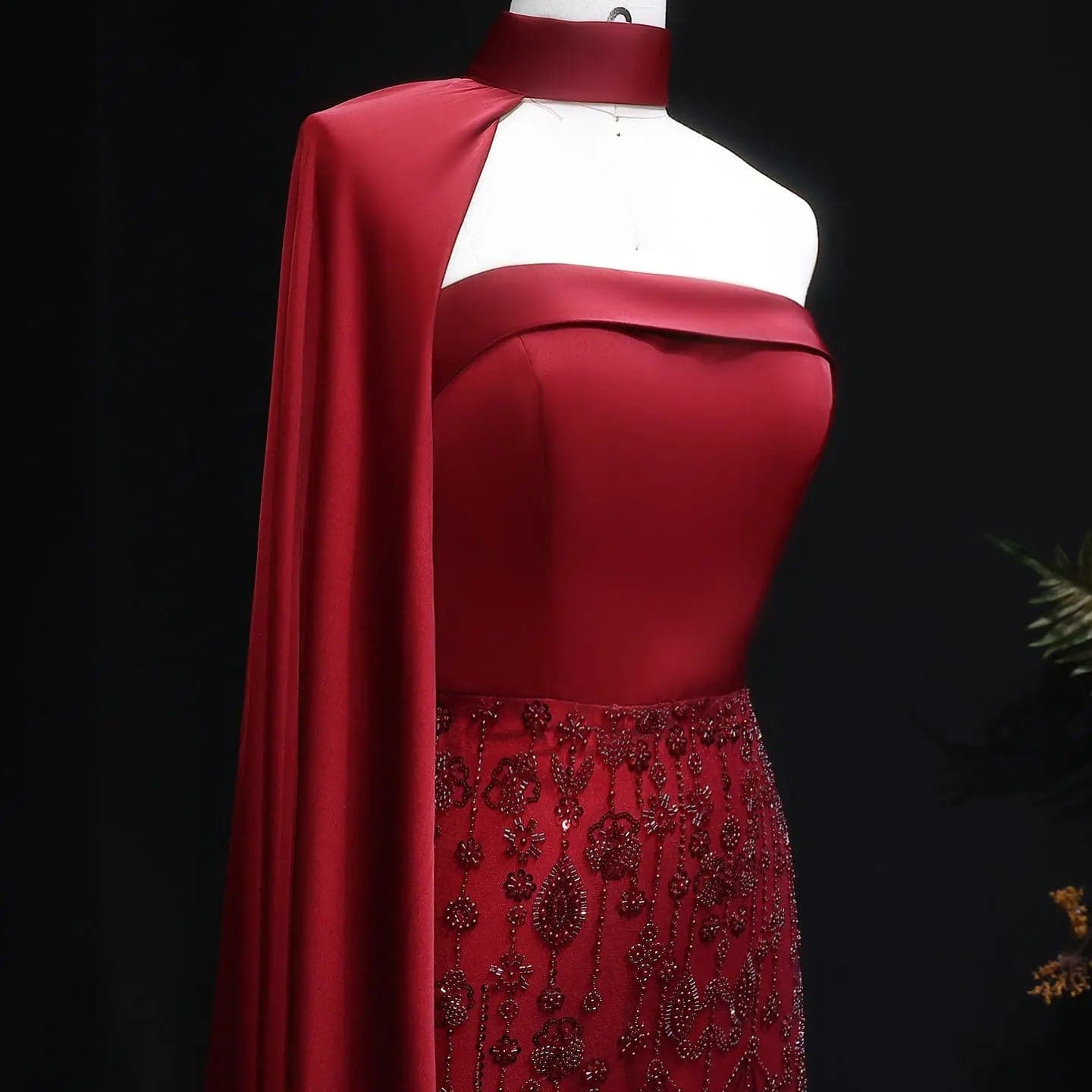 فستان سهرة أحمر نبيذي مزين بالريش مع وشاح وكاب SS014