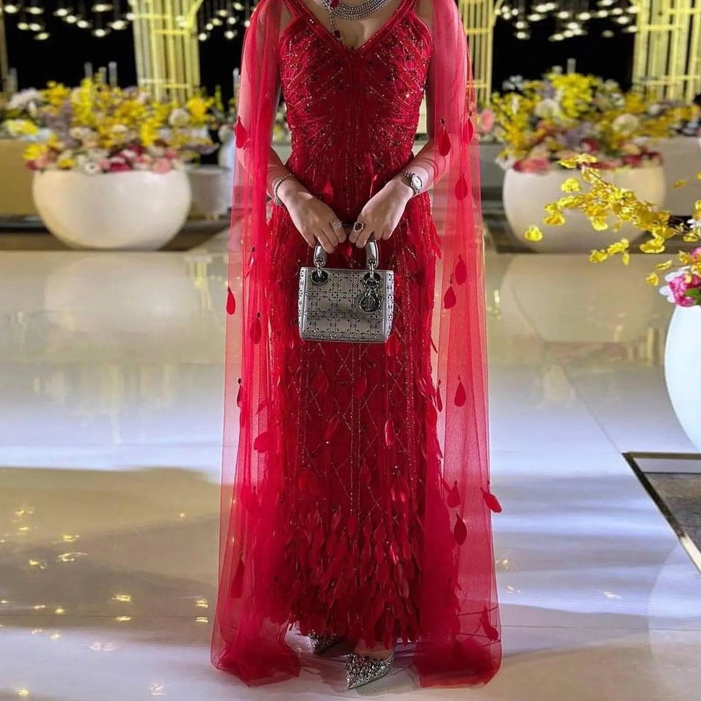 فستان سهرة عنابي مزين بالخرز والريش مع أكمام كاب SS283