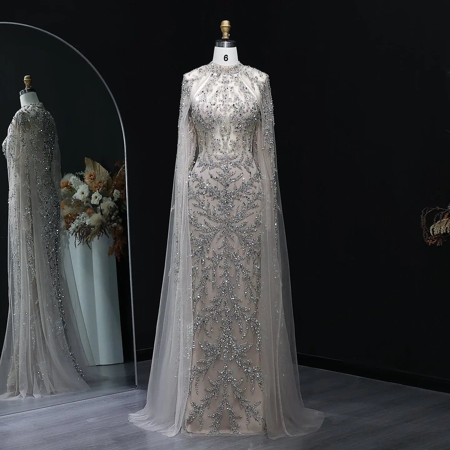 فستان سهرة مزين بالخرز وأكمام كاب انسيابية SS161