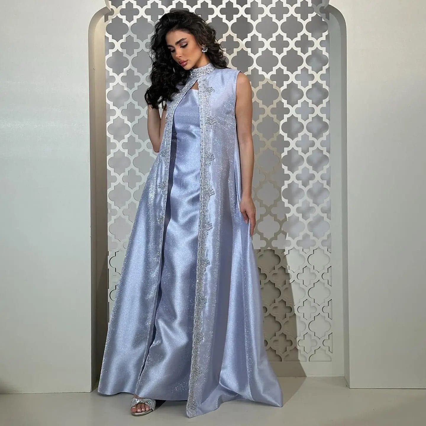 طقم سهرة ليلكي بقصة قفطان وكاب مزين بأحجار لامعة SS276