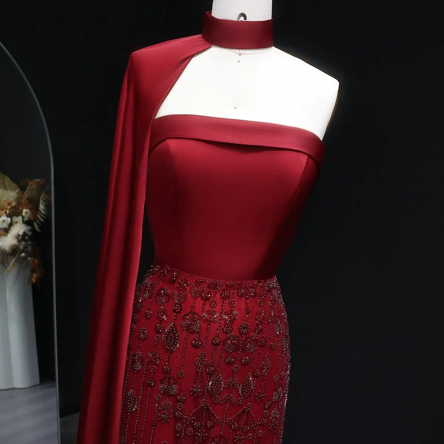 فستان سهرة أحمر نبيذي مزين بالريش مع وشاح وكاب SS014