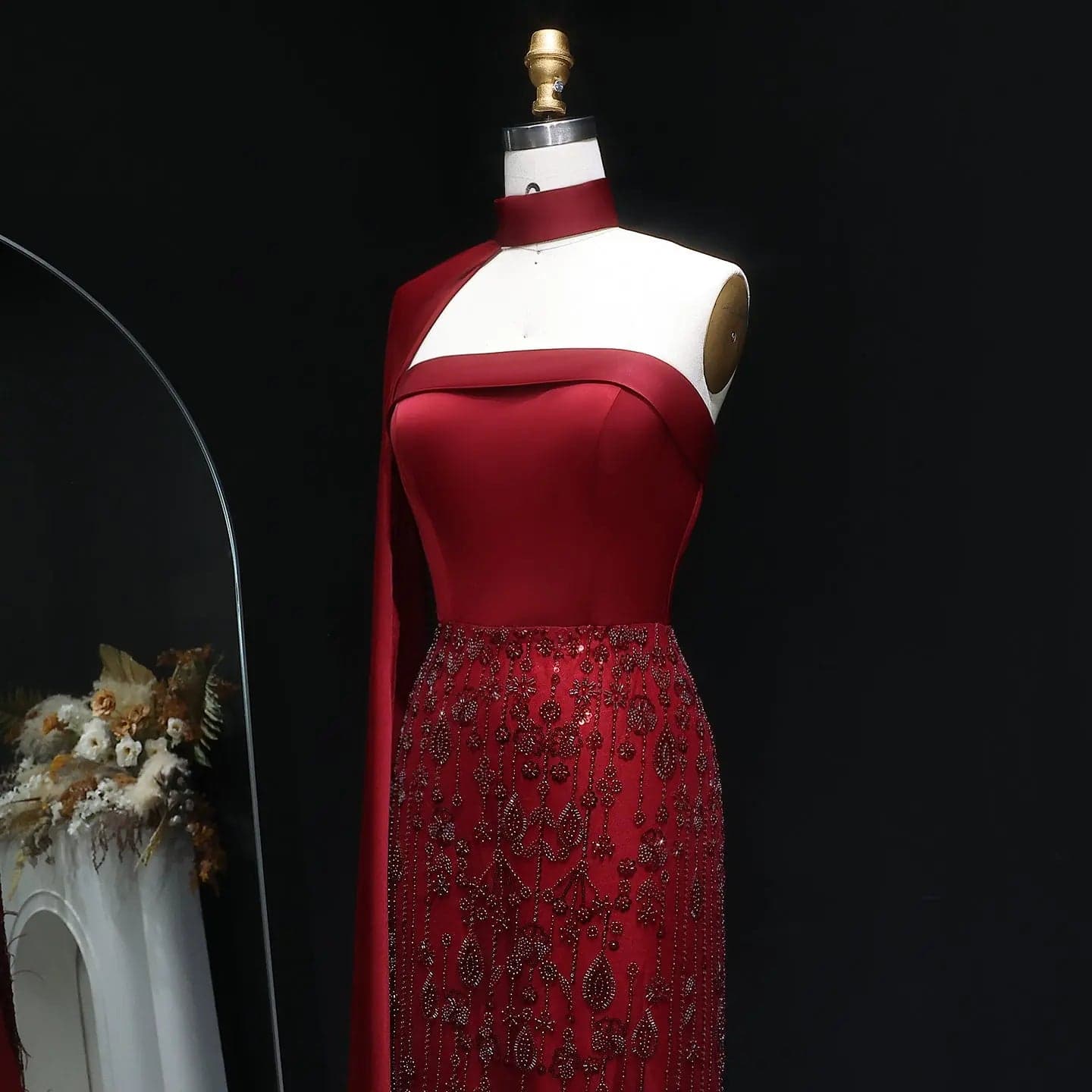 فستان سهرة أحمر نبيذي مزين بالريش مع وشاح وكاب SS014