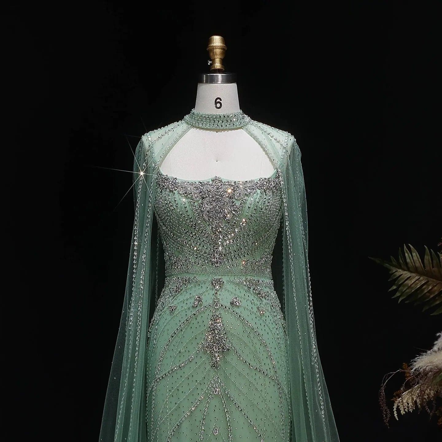 فستان سهرة بقصة حورية البحر مزين بالخرز بياقة هالتر وأكمام كاب SS131
