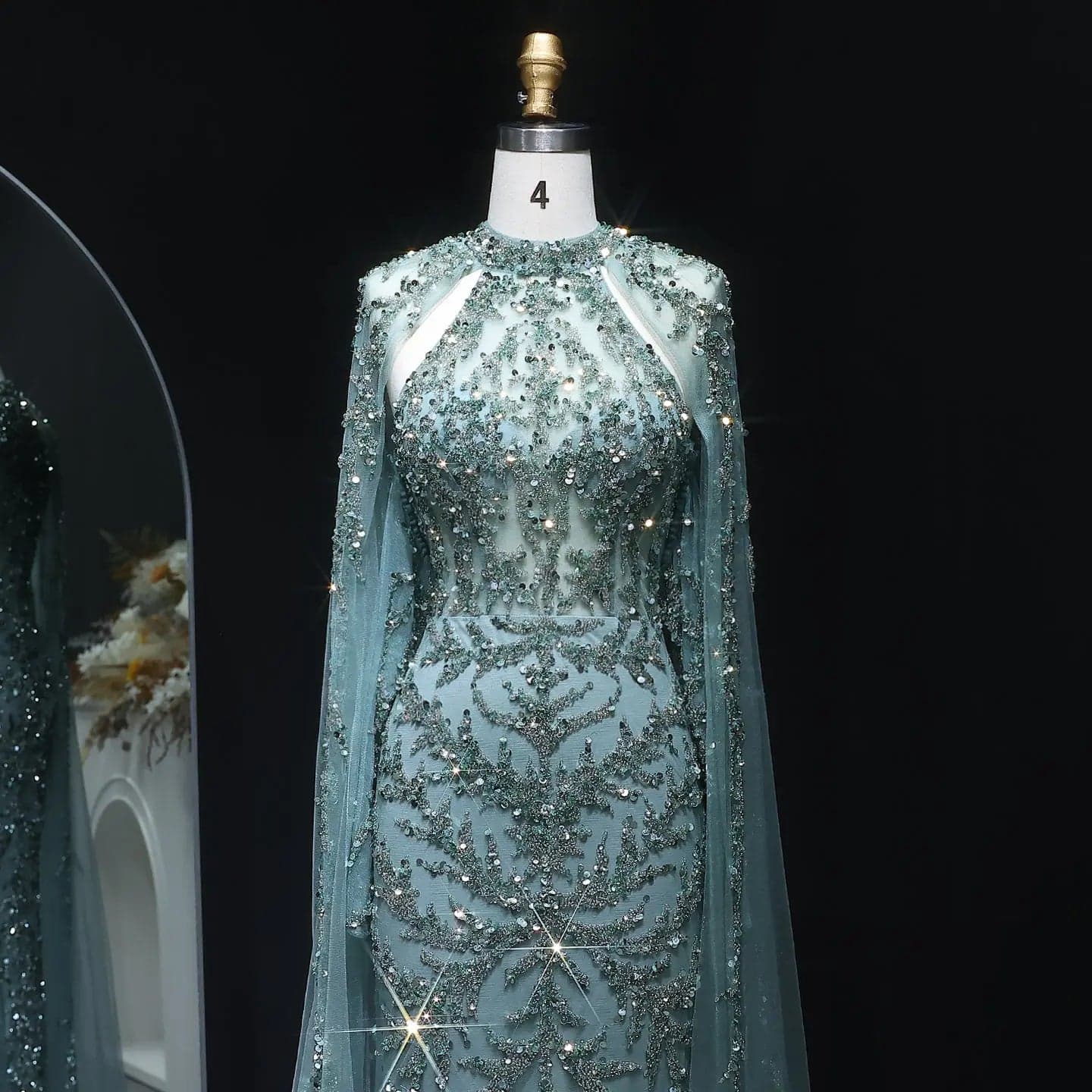 فستان سهرة مزين بالخرز وأكمام كاب انسيابية SS161