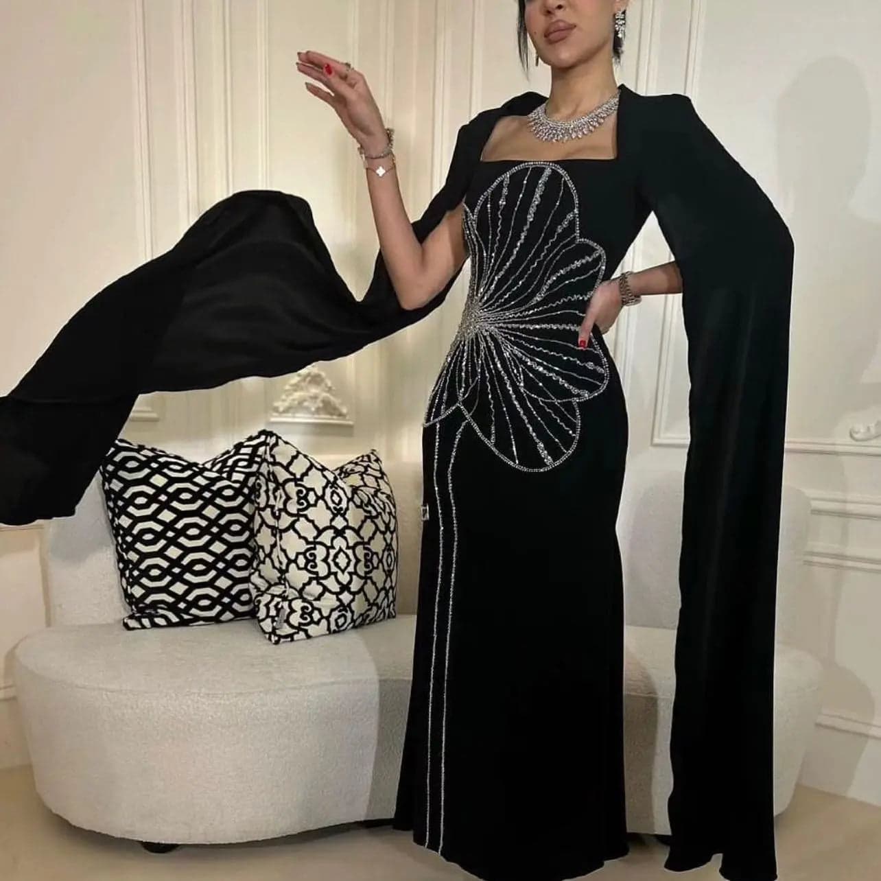 فستان سهرة أسود مزين بالخرز مع أكمام كاب SS275