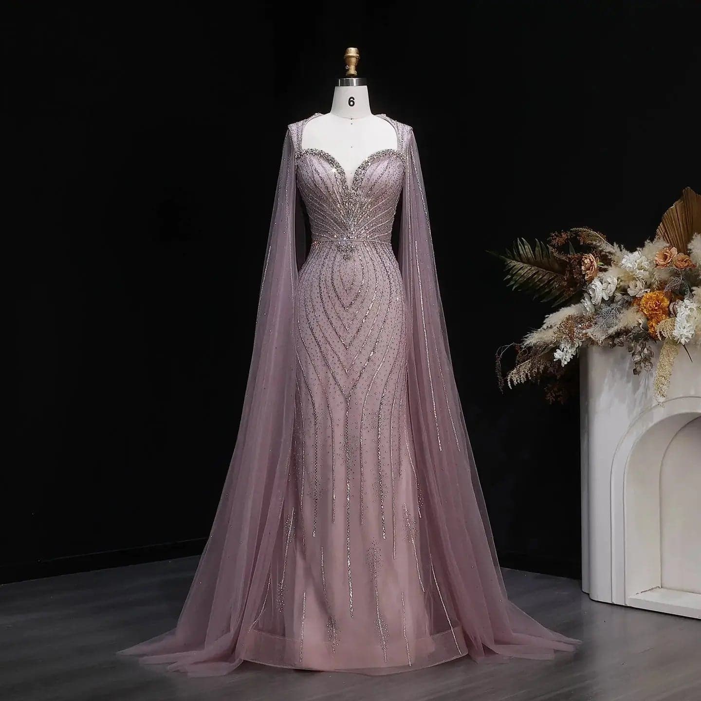 فستان سهرة بقصة حورية البحر مزين بالخرز بياقة قلب وأكمام كاب SS130