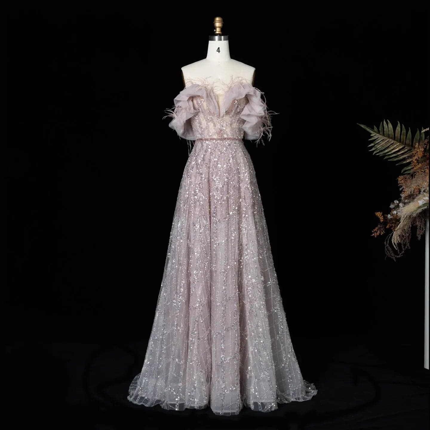 فستان سهرة طويل مزين بالريش بكتفين مكشوفتين SS303