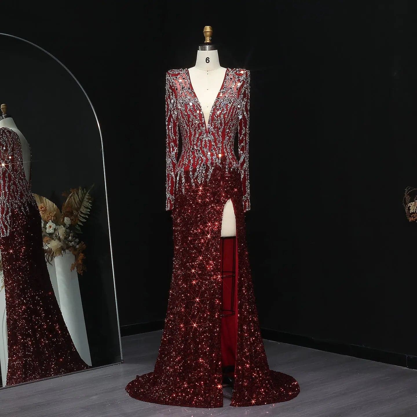 فستان سهرة بأكمام طويلة وفتحة صدر على شكل V وشق جانبي SS250