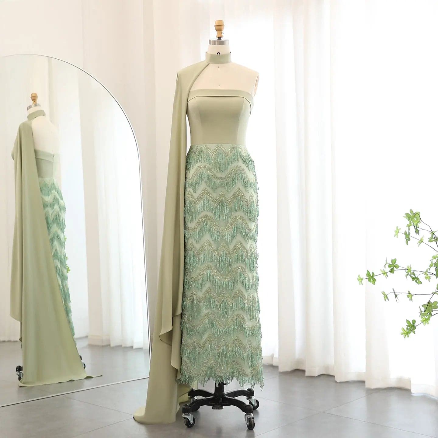 فستان سهرة بدون حمالات مزين بالشراريب مع أكمام كاب SS143