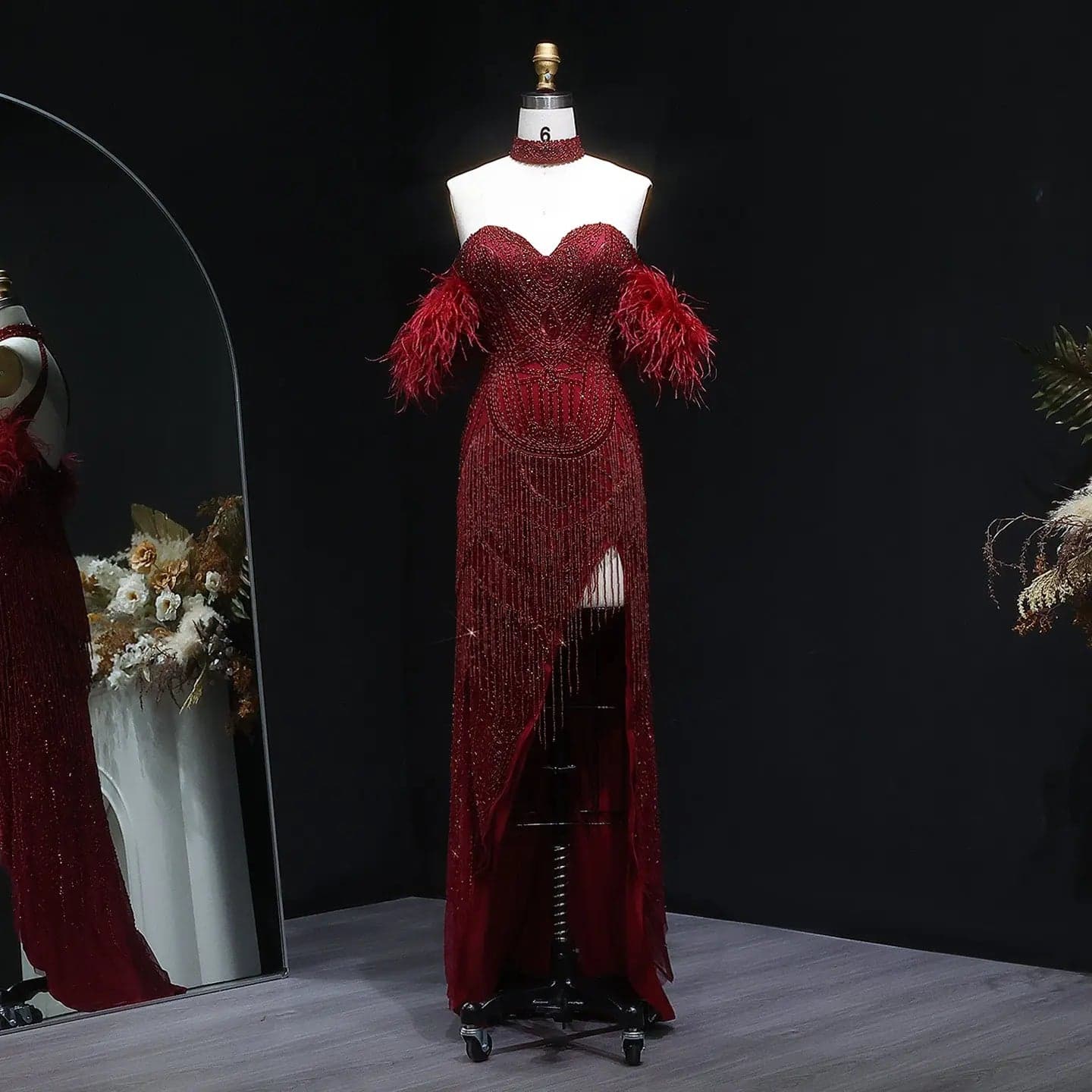 فستان سهرة بقصة حورية البحر مزين بالشراريب والريش وشق مرتفع SS187