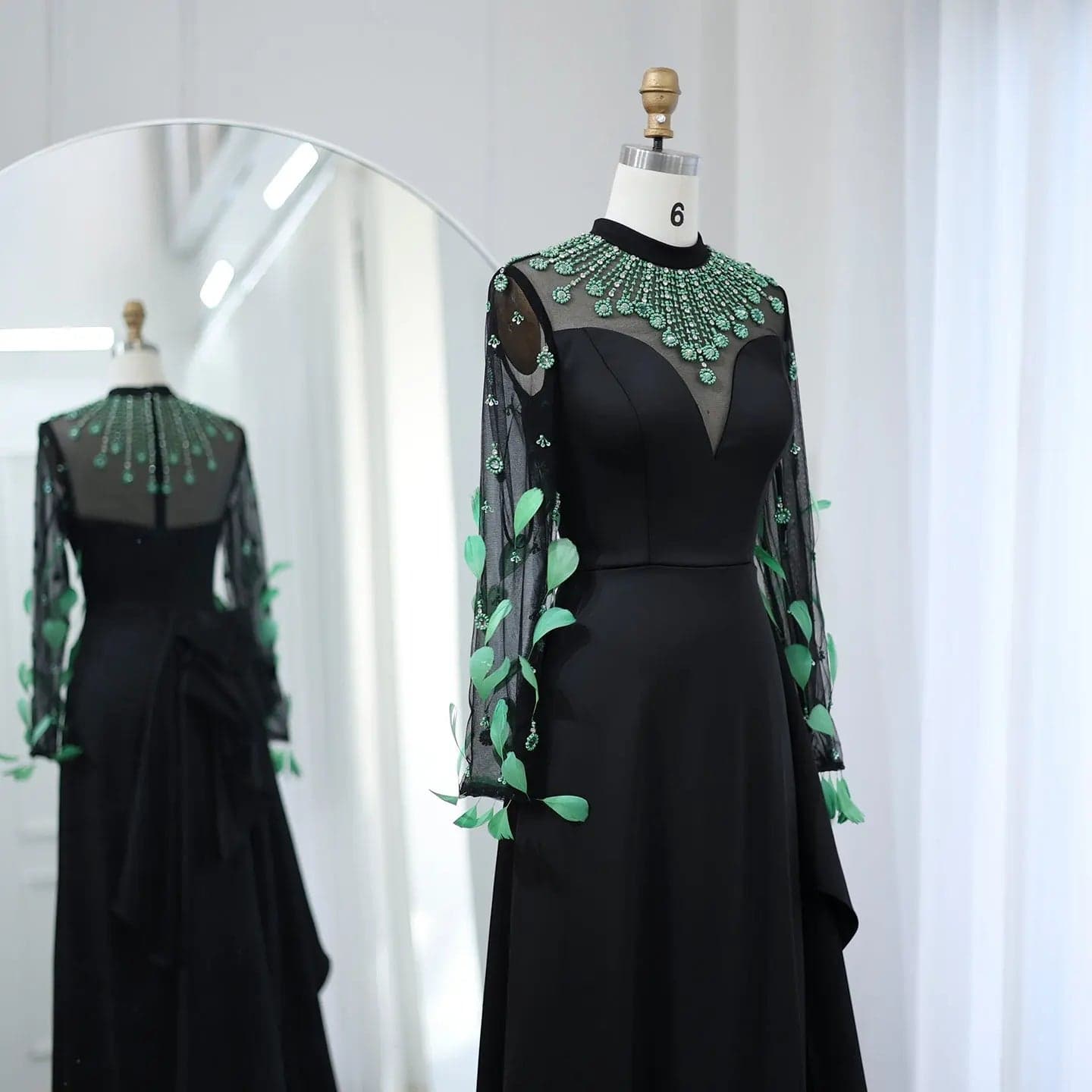 فستان سهرة أسود بأكمام طويلة مزين بالريش SS457