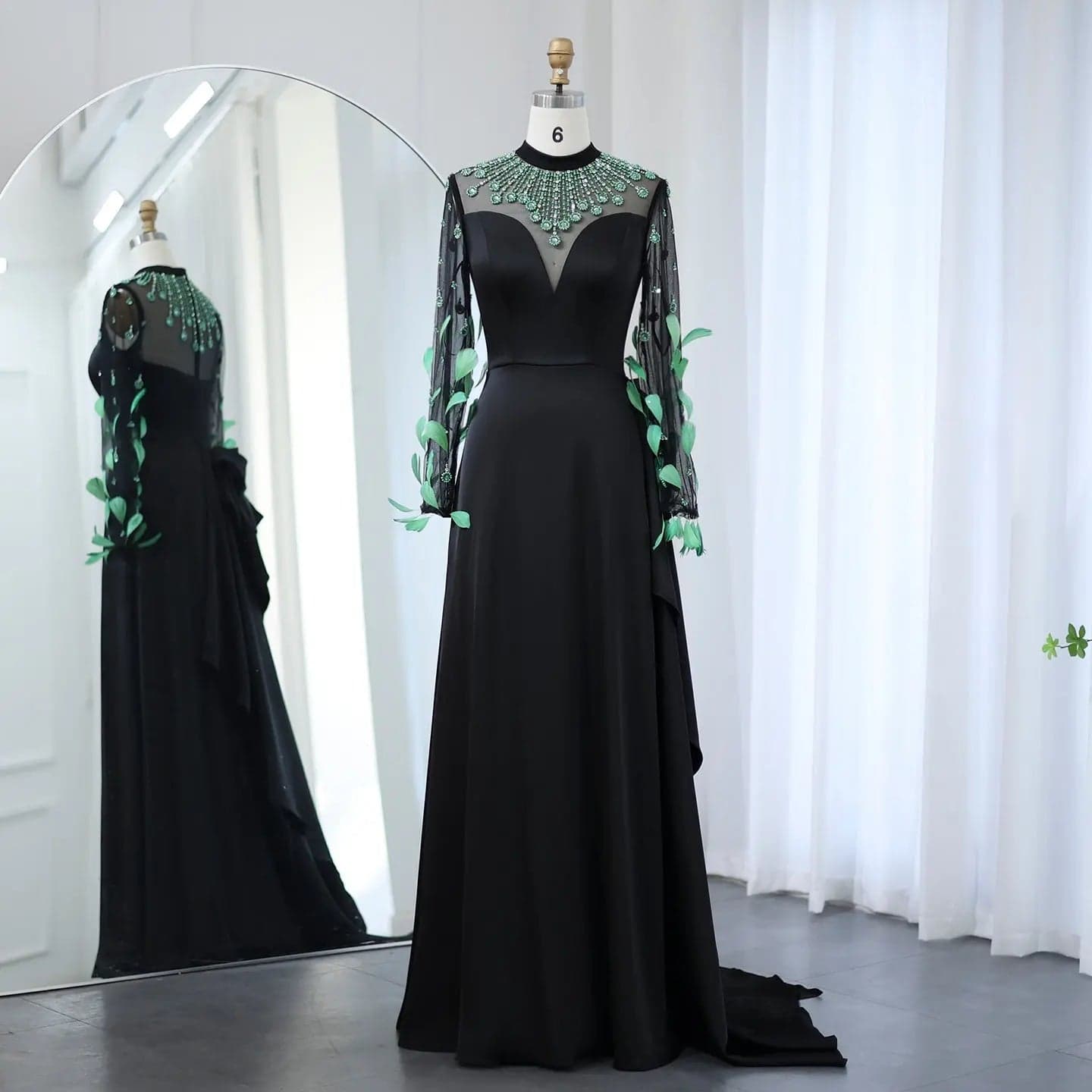 فستان سهرة أسود بأكمام طويلة مزين بالريش SS457