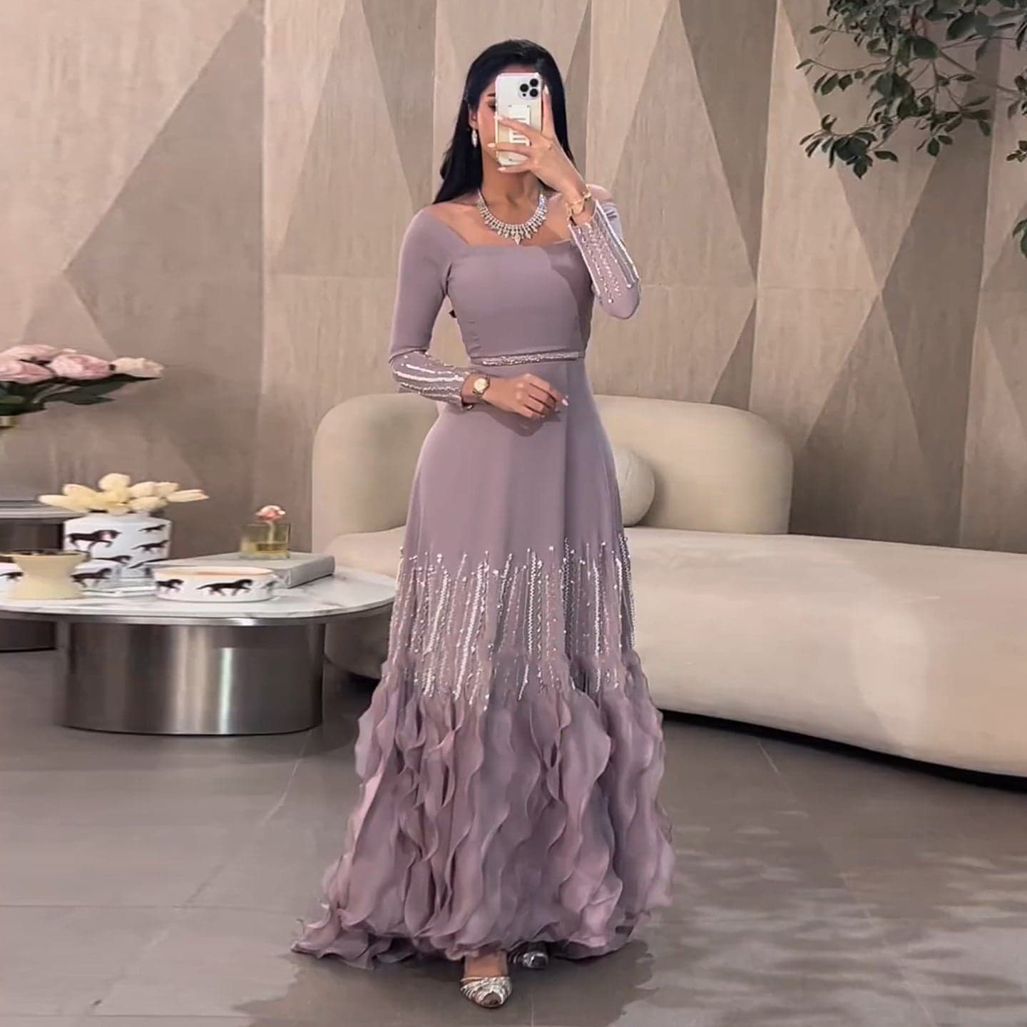 فستان سهرة ليلكي من الساتان بكشكش وأكمام طويلة SS579