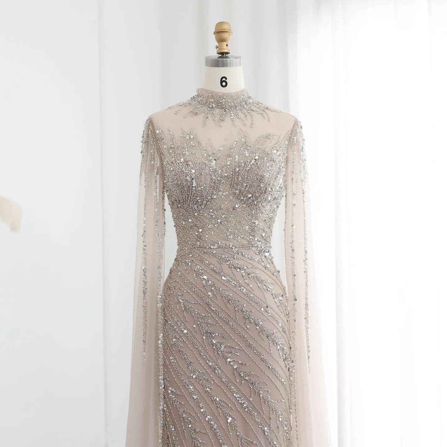 فستان سهرة بقصة حورية البحر وياقة عالية وأكمام كاب SS162