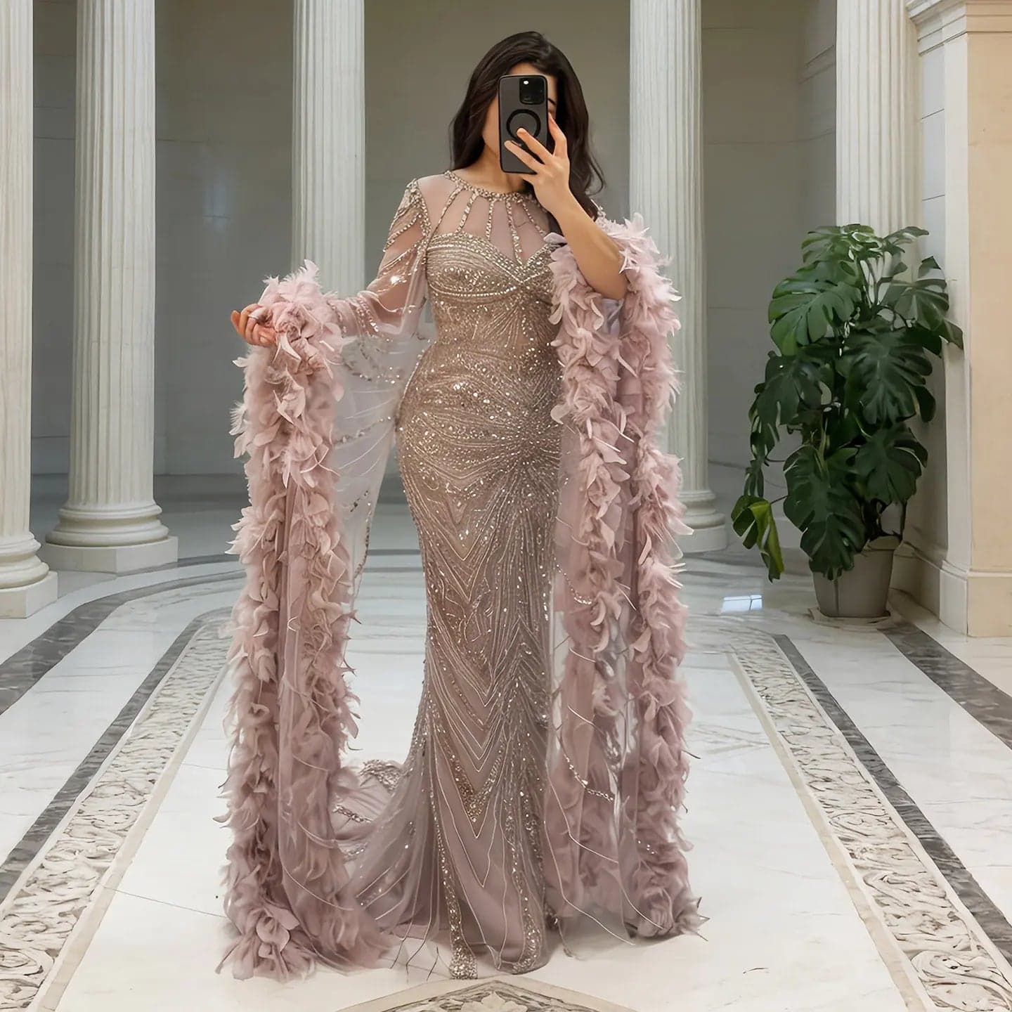 فستان سهرة مزين بالخرز بأكمام كاب وريش SS082