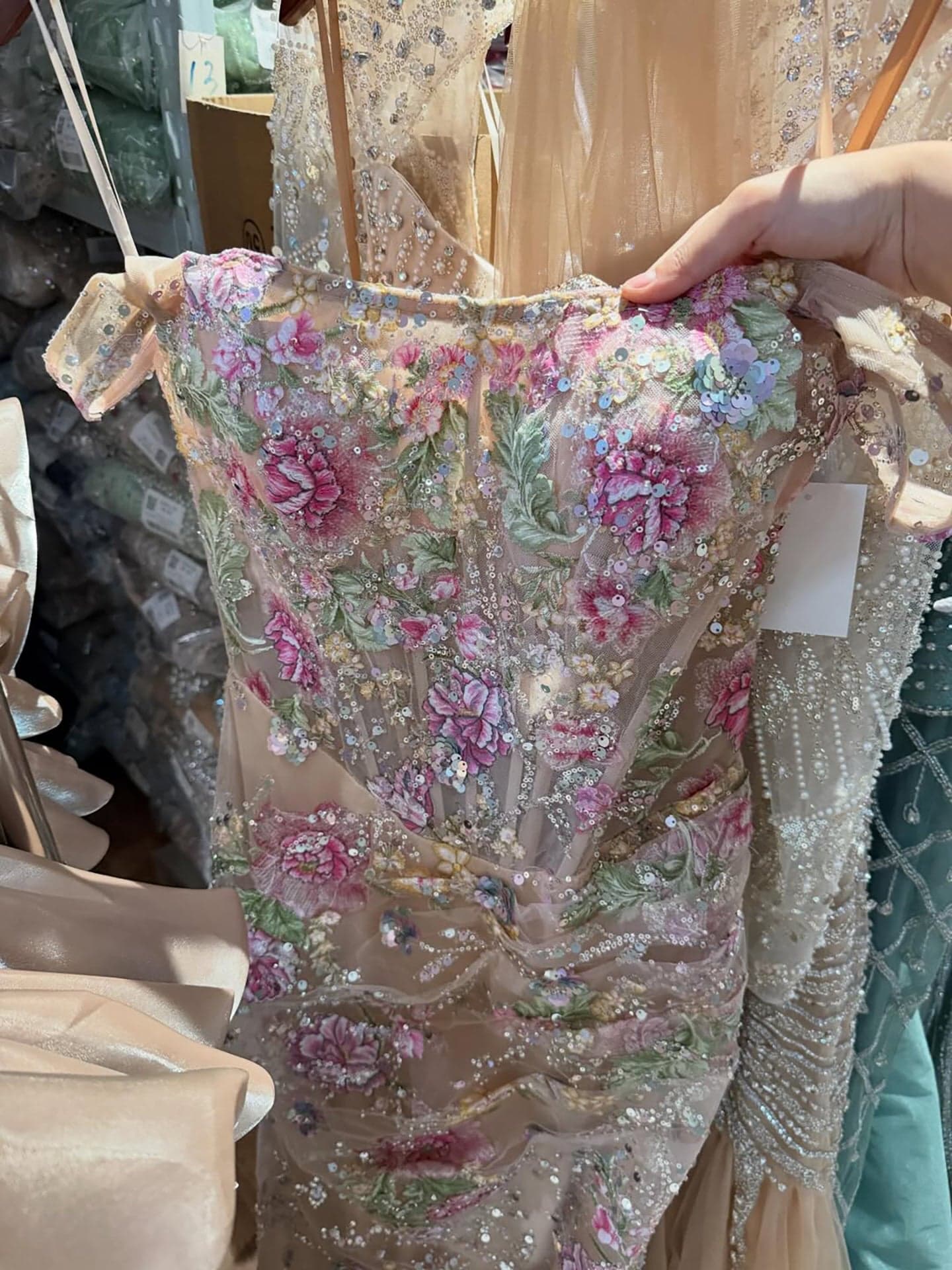 فستان سهرة وردي نيود مزين بالزهور ومرصع بالخرز بقصة حورية البحر LA73552C