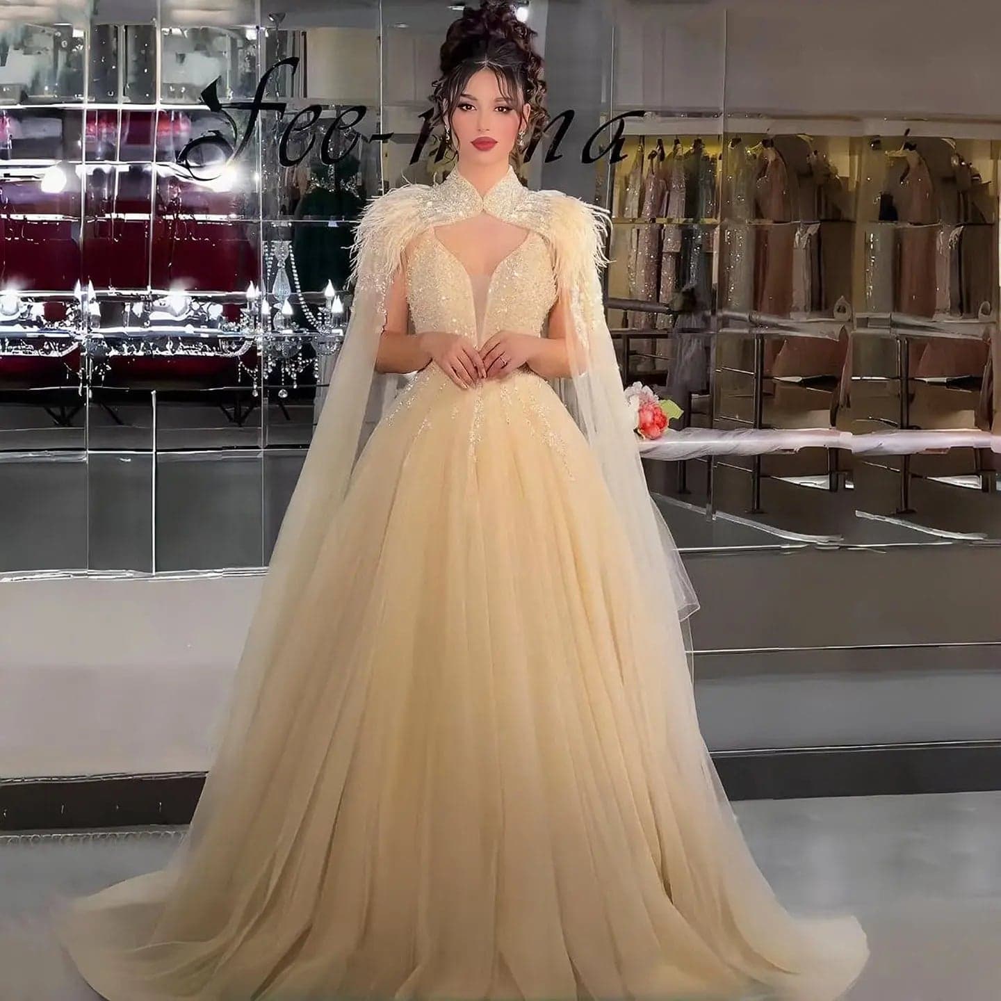 فستان سهرة ذهبي مزين بالريش مع كاب قابل للفصل SS594