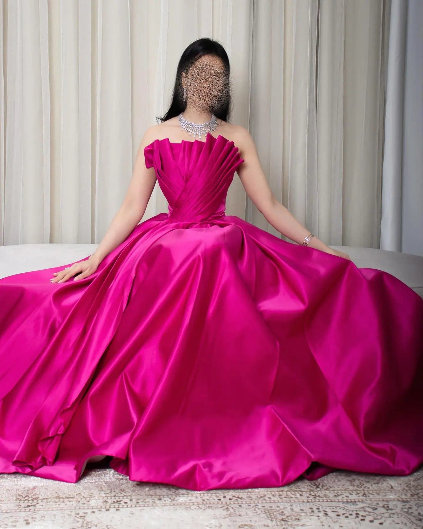 فستان سهرة فوشي من الساتان بدون حمالات بحواف متموجة SF011