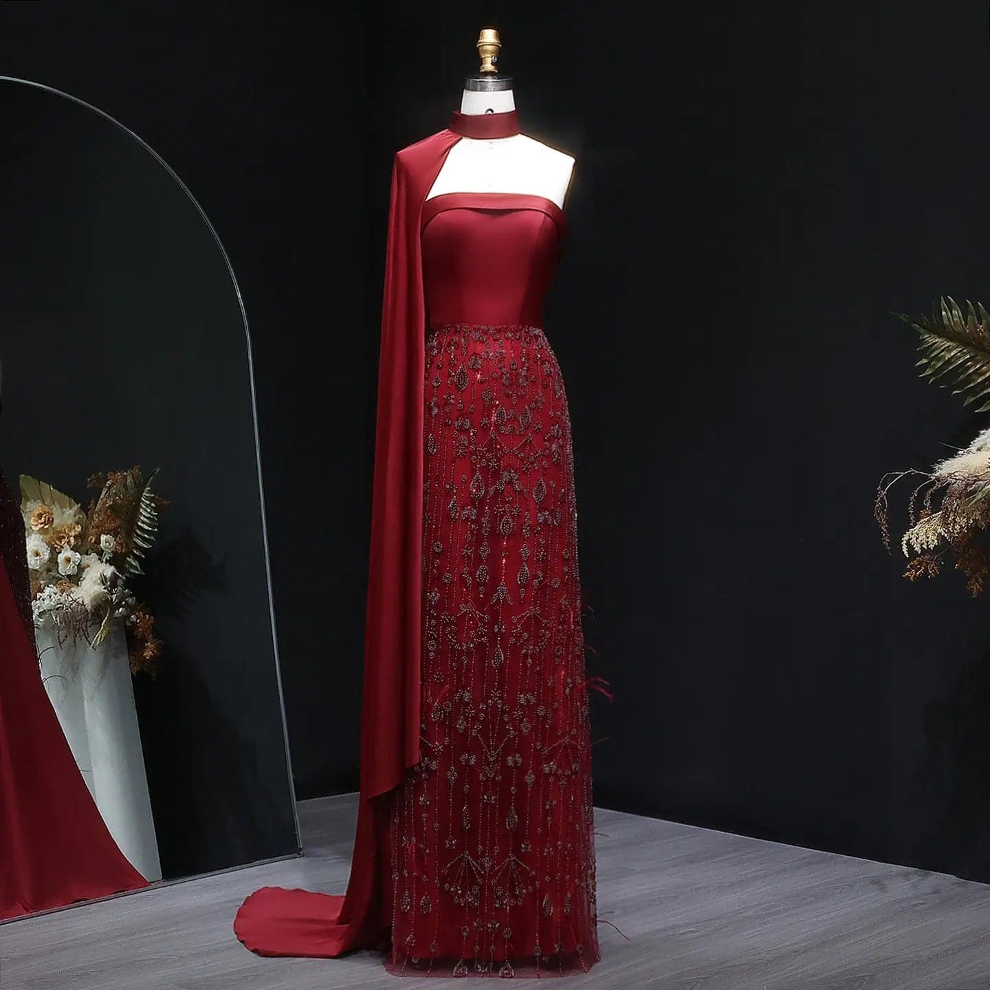 فستان سهرة أحمر نبيذي مزين بالريش مع وشاح وكاب SS014