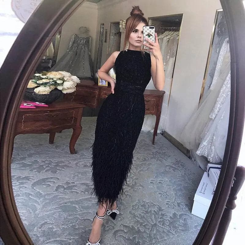 فستان سهرة متوسط الطول من الدانتيل والريش مرصع بالخرز SS499
