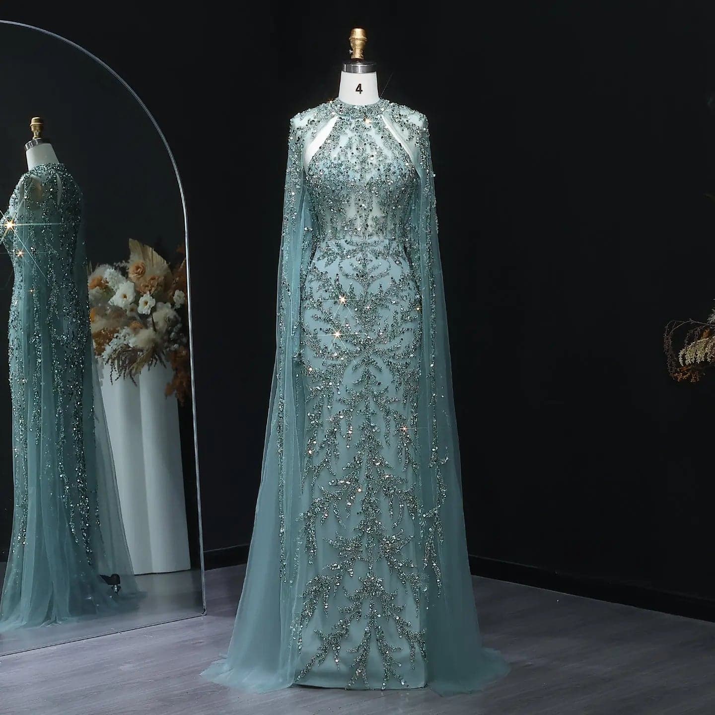 فستان سهرة مزين بالخرز وأكمام كاب انسيابية SS161