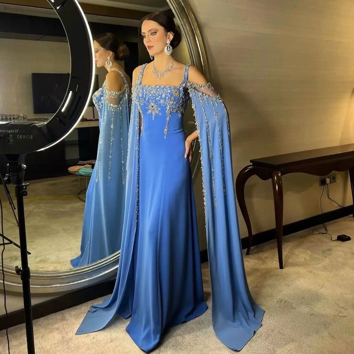 فستان سهرة مزين بالكريستال بأكمام كاب انسيابية SS305