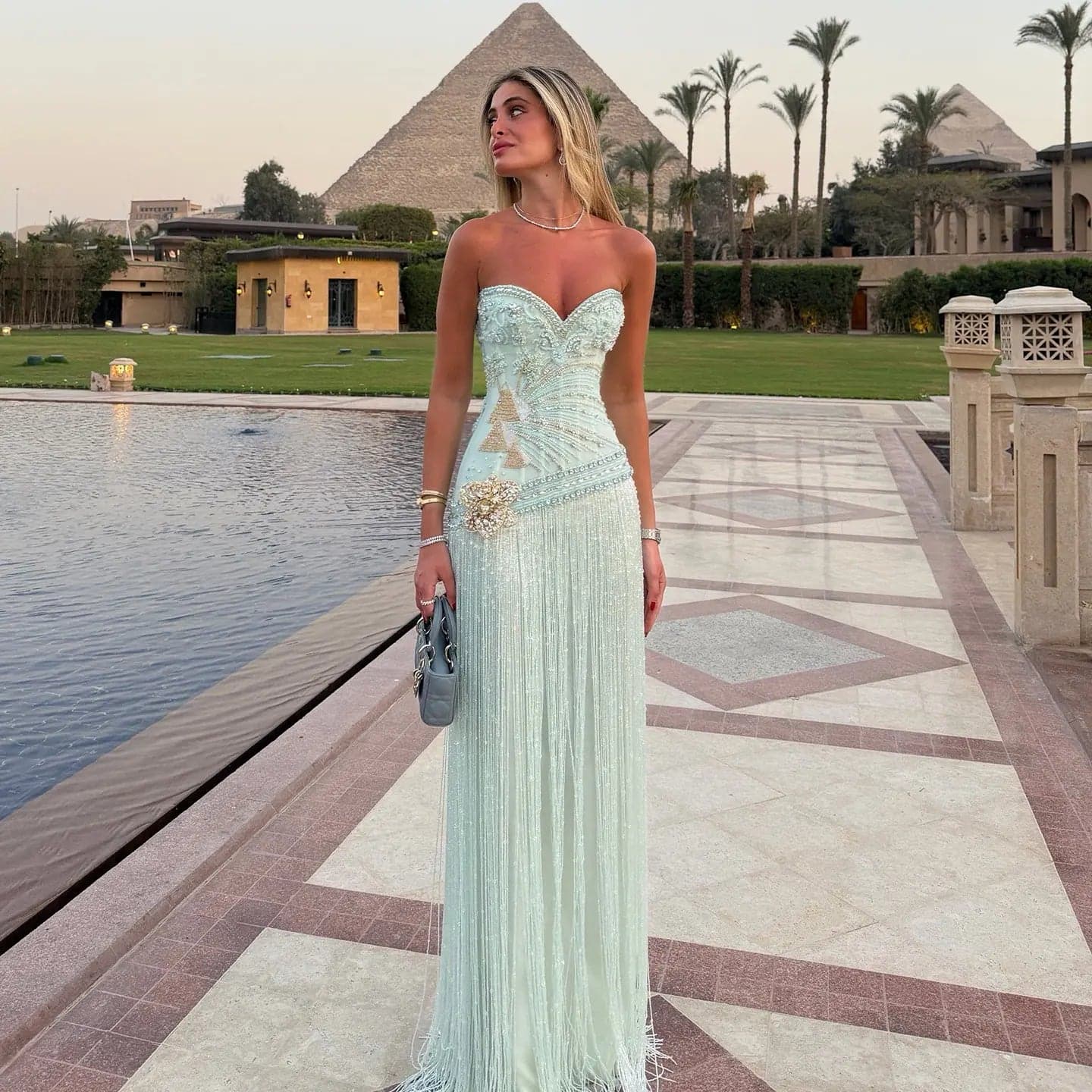 فستان سهرة مزين بالخرز والشراريب بكورسيه وحمالات رفيعة SS202