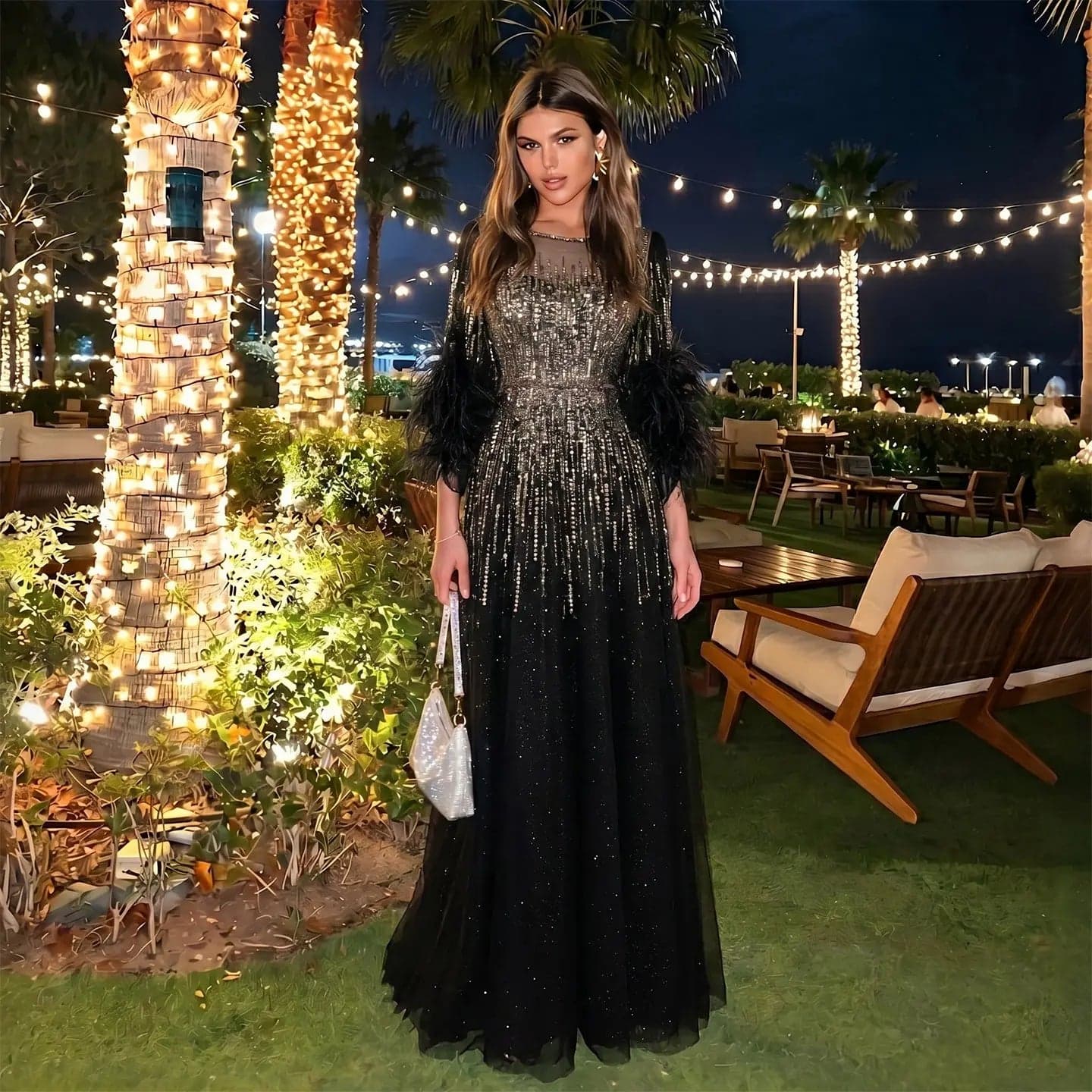 فستان سهرة أسود فاخر مزين بالريش وأكمام نصفية SS339