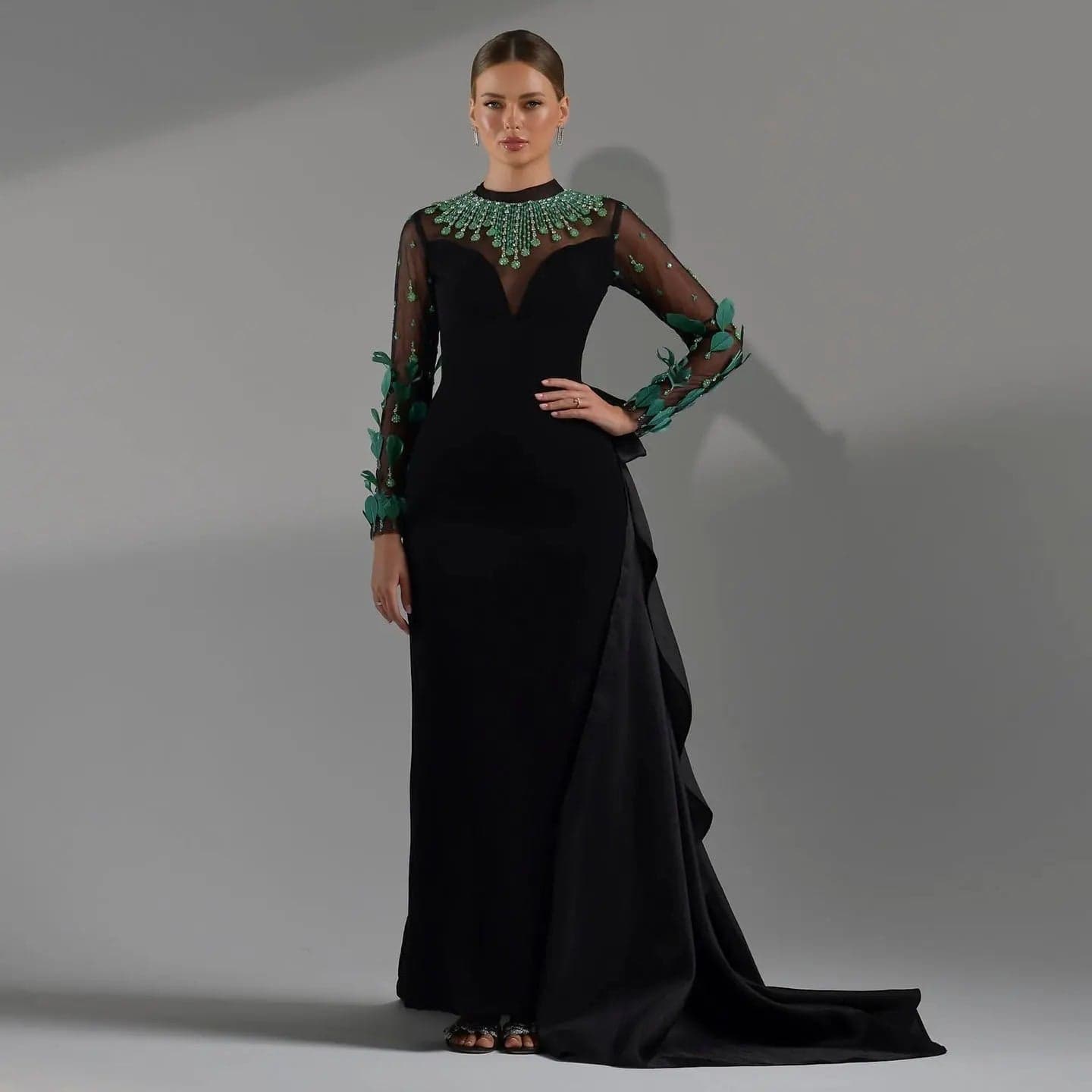 فستان سهرة أسود بأكمام طويلة مزين بالريش SS457